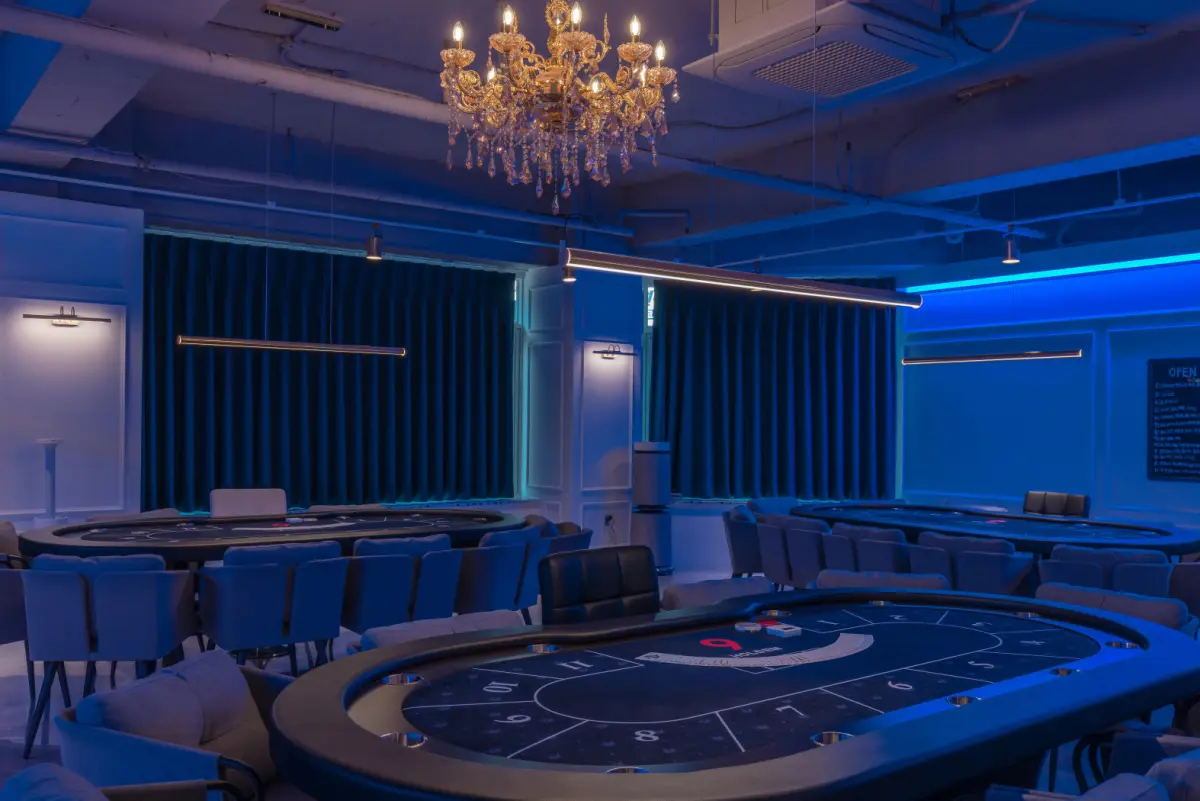 대형 샹들리에가 빛나는 프리미엄 홀덤 라운지